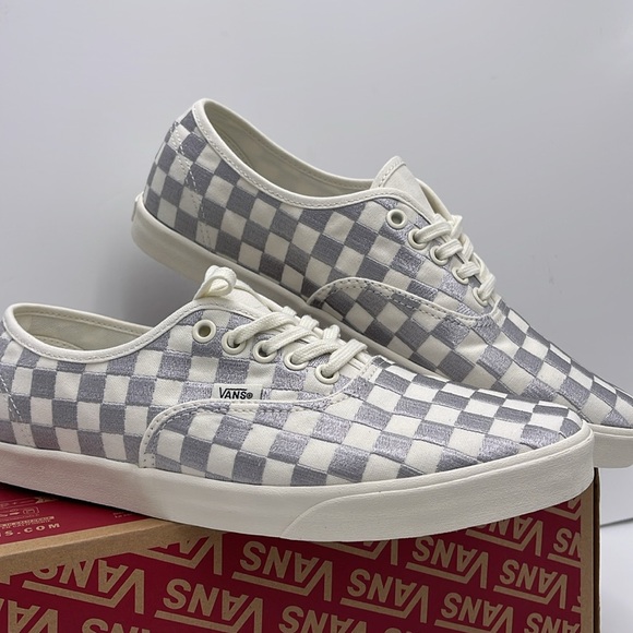Vans WMNS Authentic Lowpro Embroidered Check Lunar R
VN000D047VF
Sneakers - Picture 7 of 16